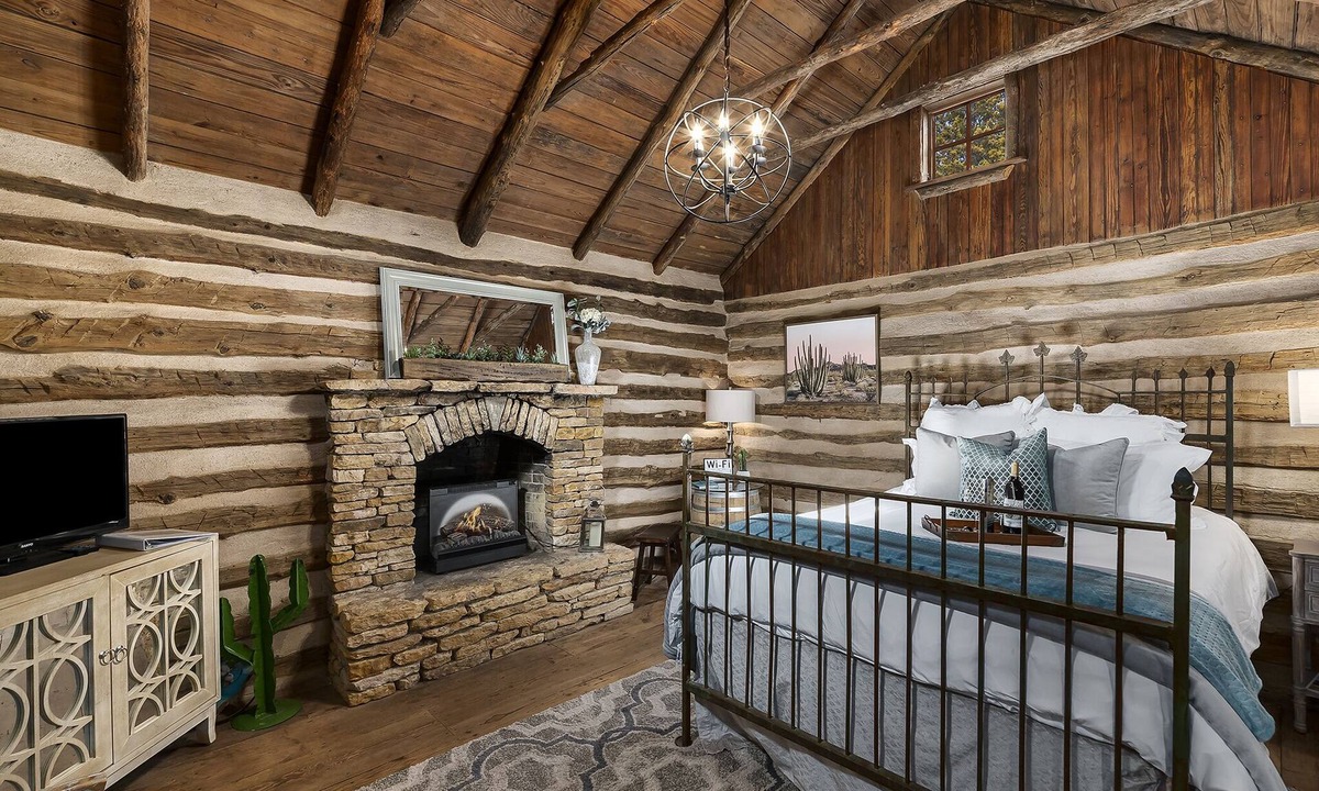 Fredericksburg Cabin | 1800's Cabin W/Farm Cats! Hot Tub/Close to Downtown! Cactus- Voted Most Romantic