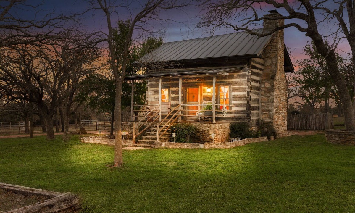 Fredericksburg House | 1850's Ranch Cabin, Copper Tub, Pet-friendly