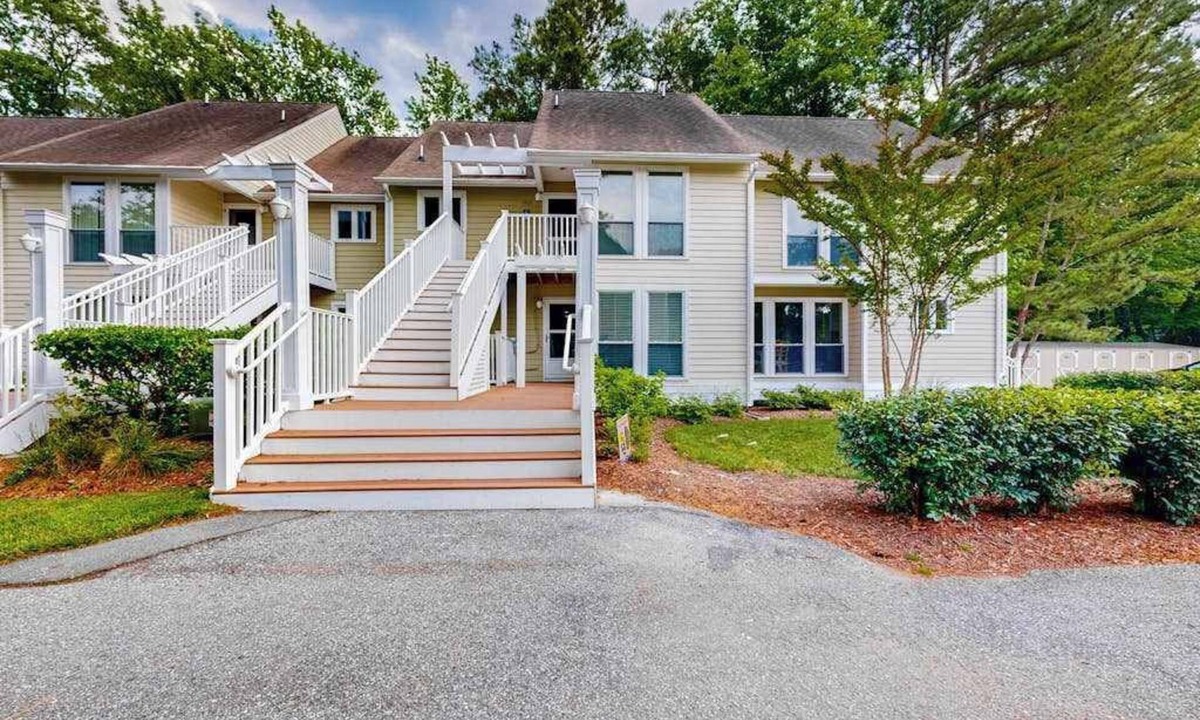 Bethany Beach Condo | 1st-floor Sea Colony Tennis condo with gym, & sauna