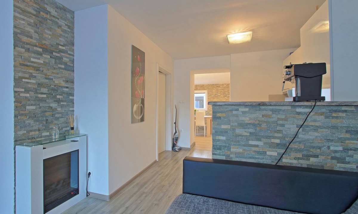 Brinje House | 2-bedroom luxury house next to to highway with private garden