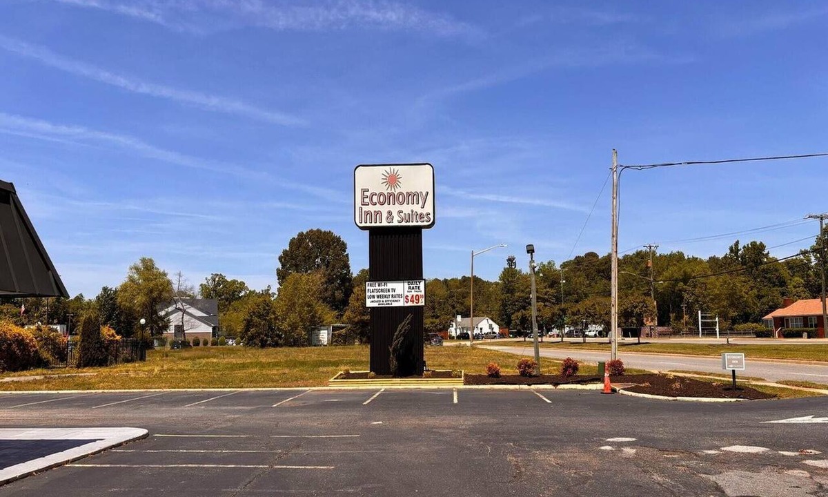 North Newport News Apartment | 2 Full Bed|Smk|Newport News PA
