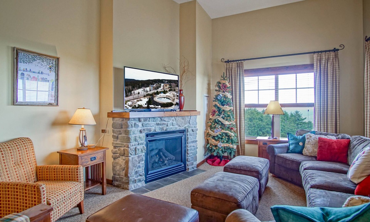 Edray Condo | 3 bedroom, 2 Full Baths, Slope Side. Outdoor Hot Tubs on Site. Ski Lift overlook.