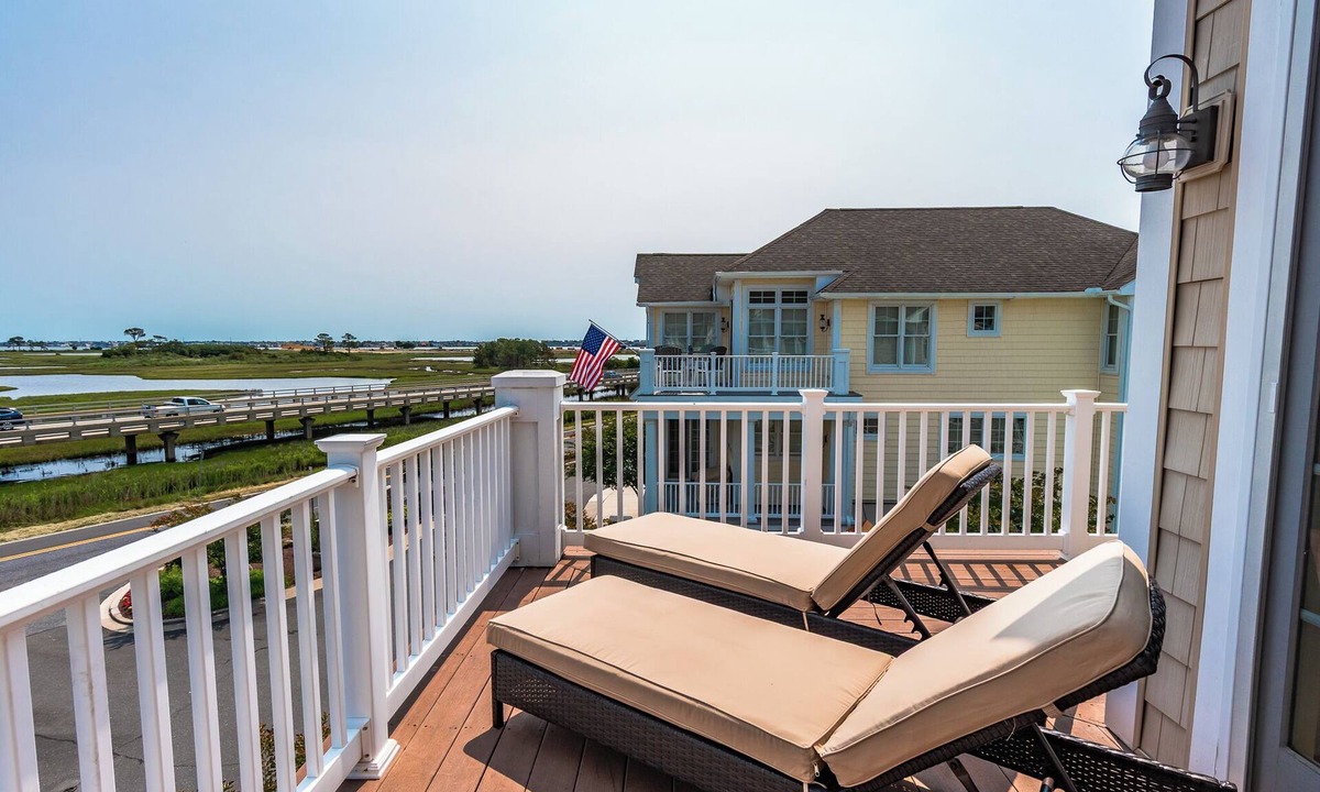 Selbyville House | 4 Bed, 4.5 bath Home in Verandah Bay Community! Close to Fenwick Island & Ocean City Beaches, Community Pool, Elevator, Free Wifi!