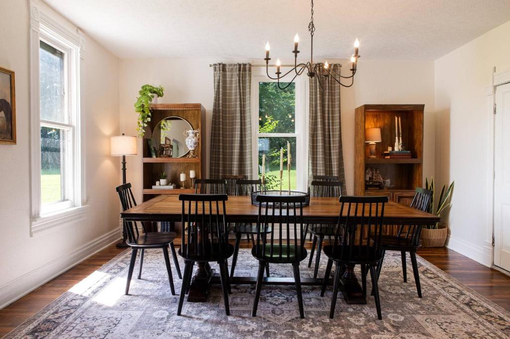 Lancaster House | 4 Bed Historic Farmhouse in Lancaster Min to Hocking hills! 8 acres