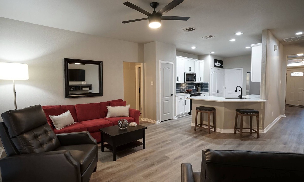 Euless House | 4 Bedroom-2 King Beds GREAT location, minutes to AT&T Stadium and DFW Airport!