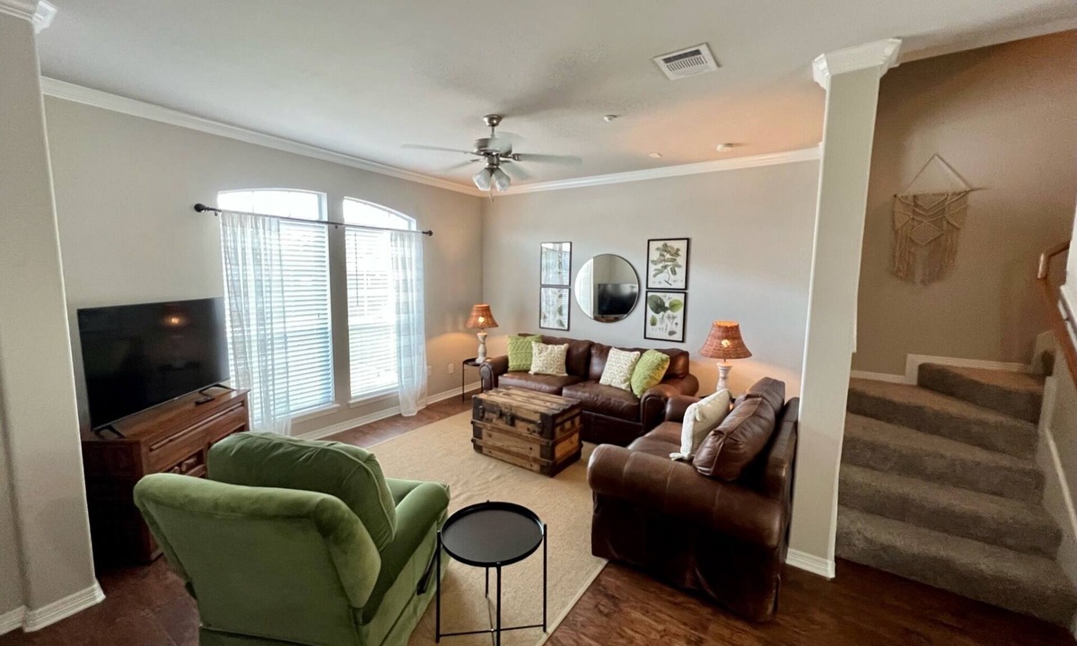 College Station House | 4 bedroom/4.5 bath luxury condominium 1 mile from the Texas A&M campus