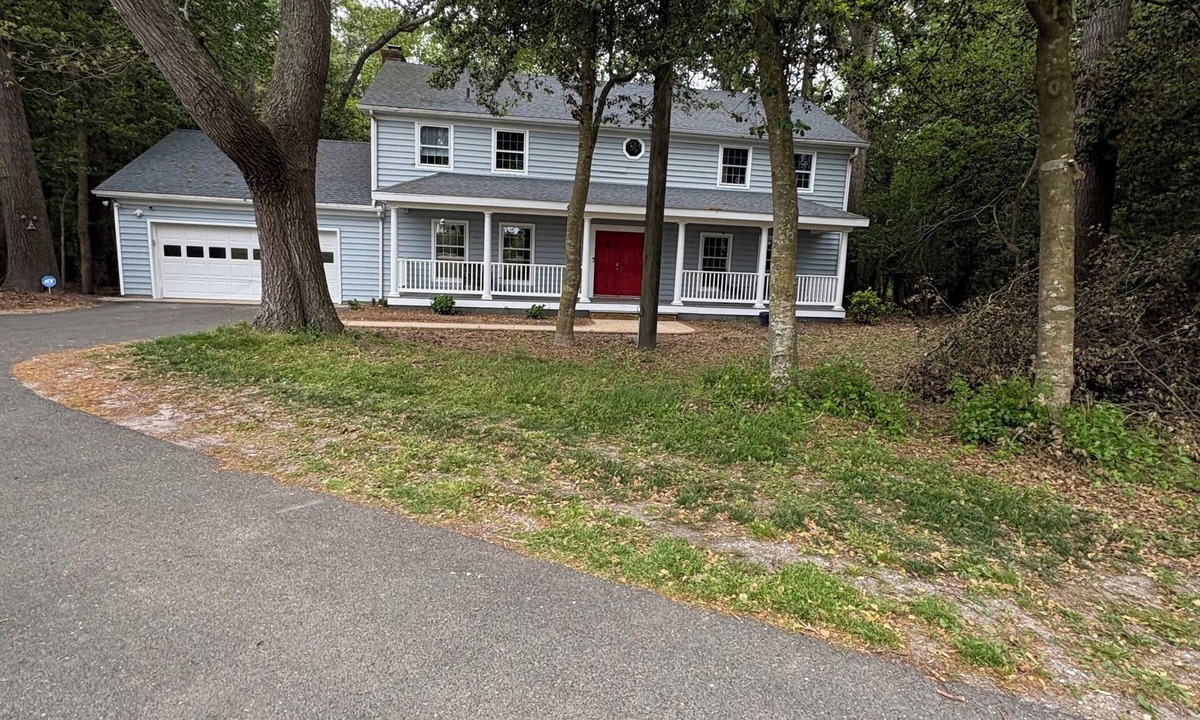 Lewes House | 4 bedroom wooded farmhouse close to trails and 8 miles from Sports at the Beach