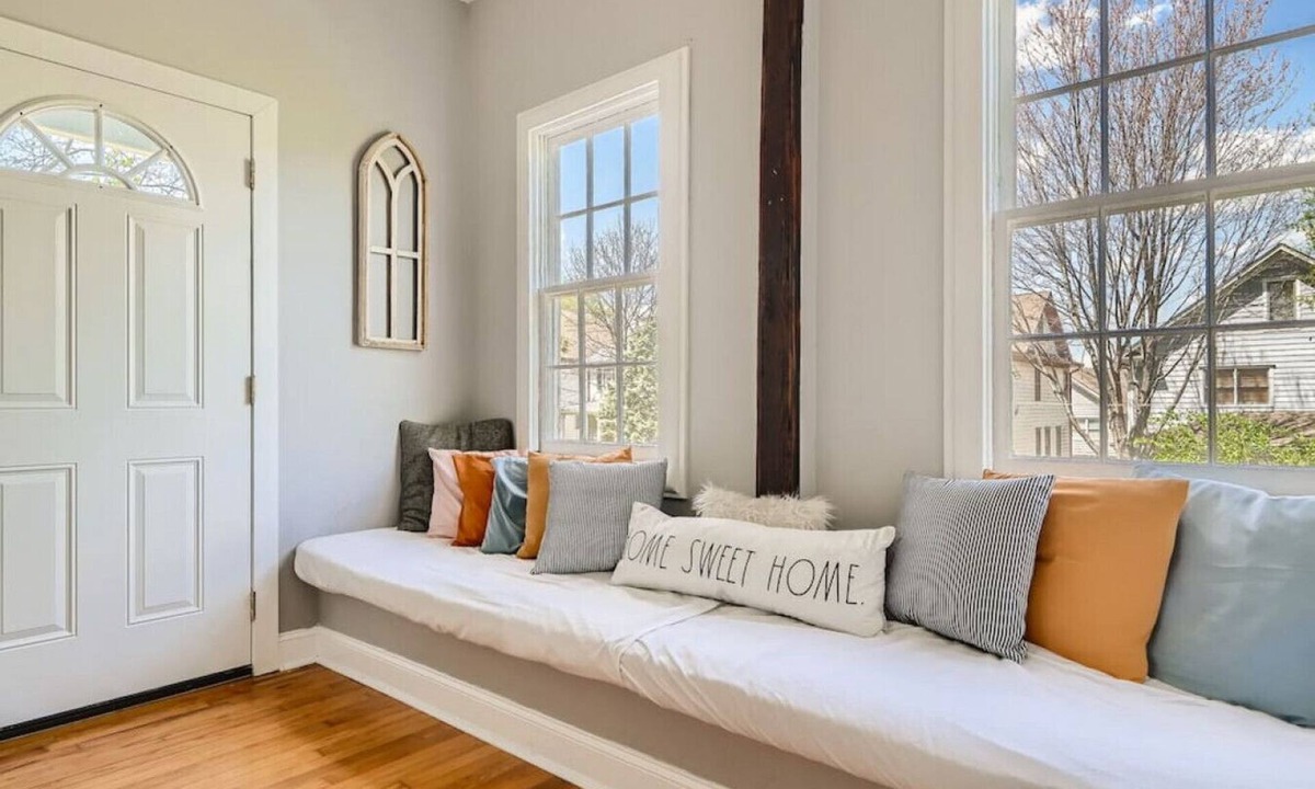 East Side House | 717 Woodward · Historic Southern Belle - Walk to Hot Spots!