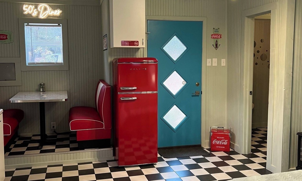 Johnson City Cabin | Adorable 50's-themed cabin at River's Edge Campground w/resort amenities.