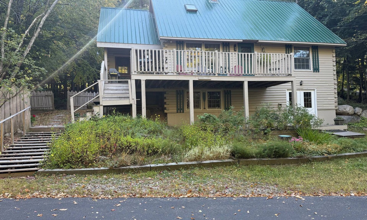 Harrison House | All-Season Lakefront Retreat Private Sandy Beach, Dock, Sleeps 12