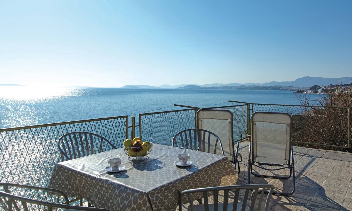 Podstrana House | Amazing home in Podstrana with WiFi