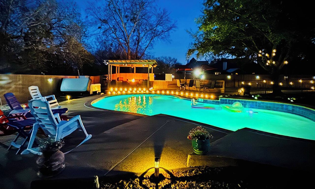 College Station House | Backyard Oasis with Private Pool, SPA and Putting Green only 2 Miles from TAMU!