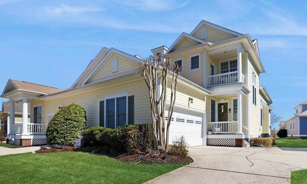 The Commons House | Bayside Resort dog-friendly townhouse w/tennis court access, WiFi, and balcony