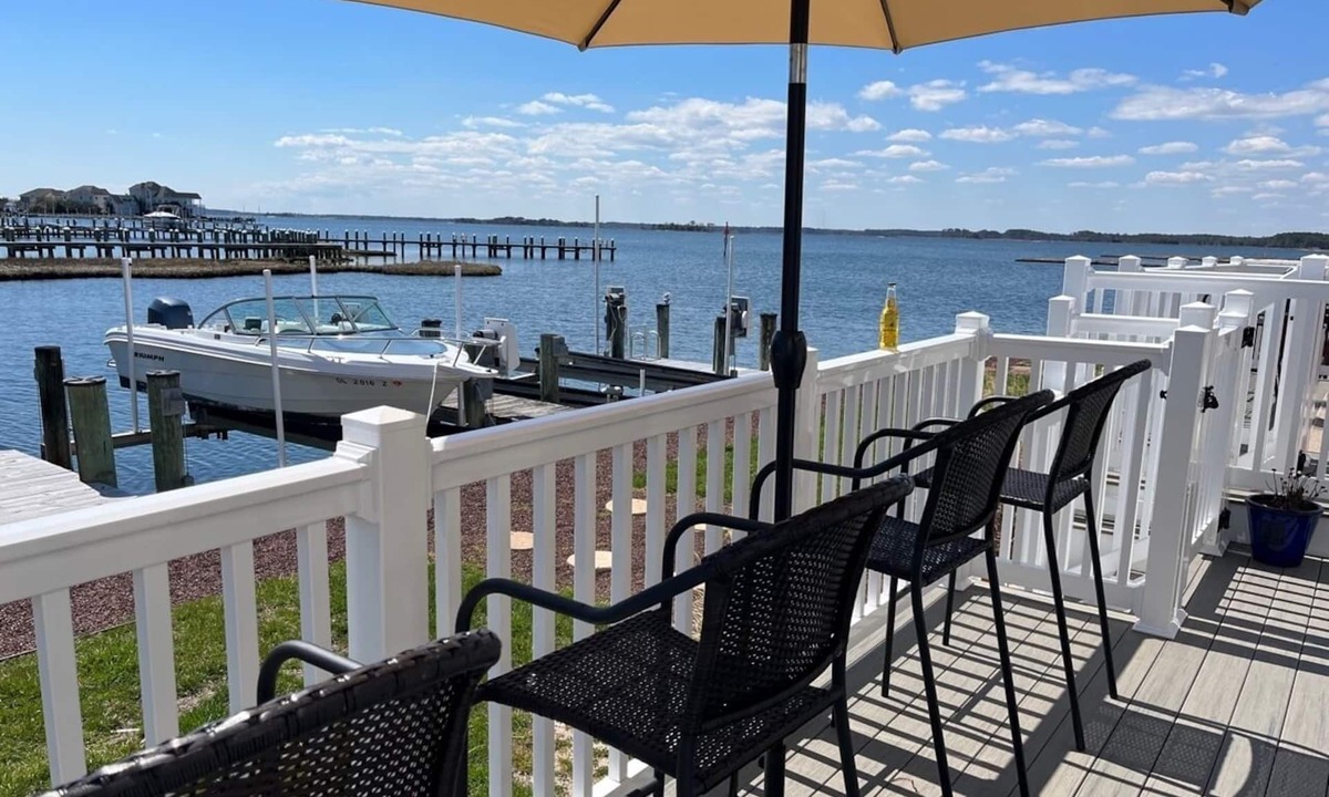 Caine Woods House | BAYSIDE TOWNHOME IDEAL LOCATION WALK TO BEACHES/FENWICK BOARDS/LINENS INCLUDED