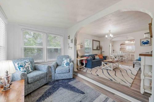 Bayview House | Beach Bungalow - 1 Block to Beach - Pets Welcome!