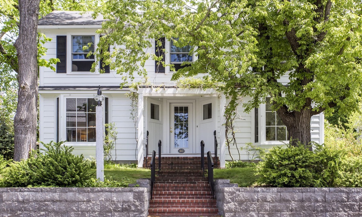 Kennebunkport House | Beautiful 4 BR House & 2 BR Cottage on Ocean Avenue in Dock Square
