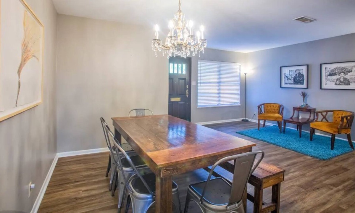 Riverside House | Beautiful downtown 3bed/2bath house w/ fenced yard