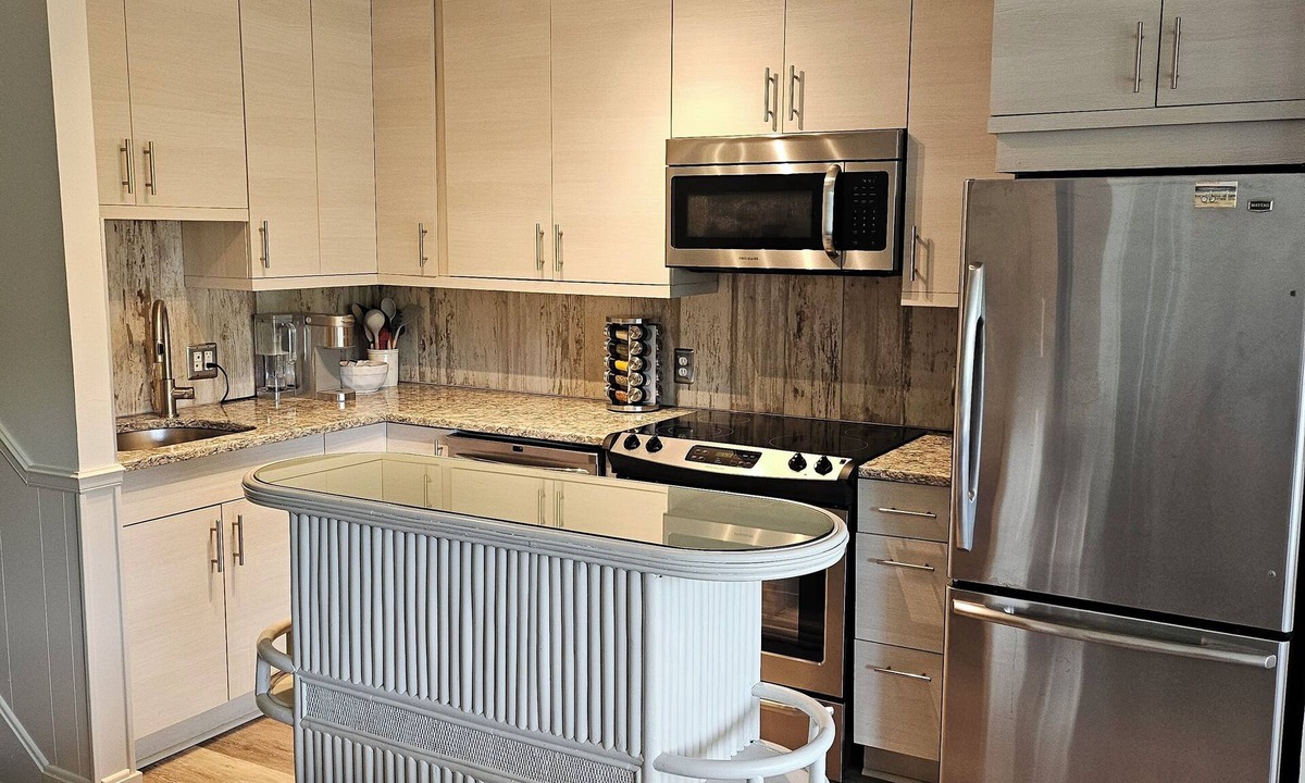 Country Club Estates Apartment | BEAUTIFUL IN TOWN! - 2 Bedroom 1 Bath on Rehoboth Ave. Walk to Beach and Shops!