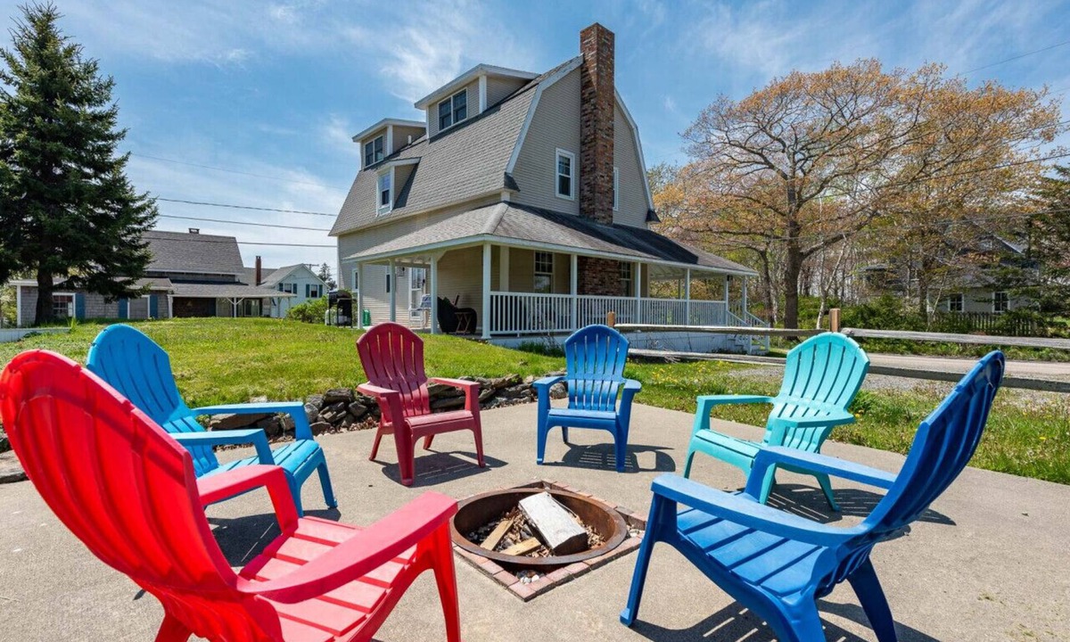 Ocean Point House | Beautiful Ocean Point Escape, Tennis courts and a short walk to The Wilson Chapel. Short walk to Grimes Cove for swimming.