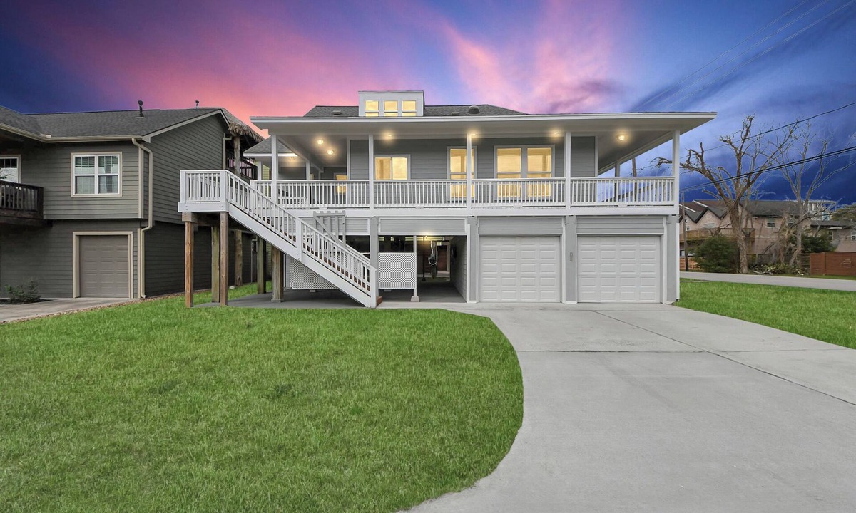 Clear Lake Shores House | Boardwalk Bungalow Family Fun for All - Sleeps 10