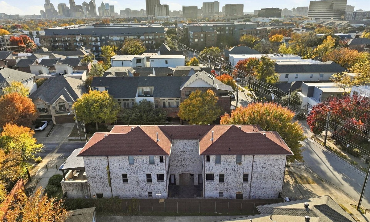 Knox - Henderson House | Business Friendly 14 Bed Duplex Mins to Downtown/Convention Center Walk to Bars!