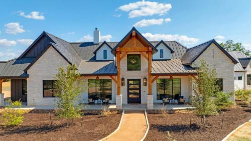 Fredericksburg House | Calivence Haus - Estate Home