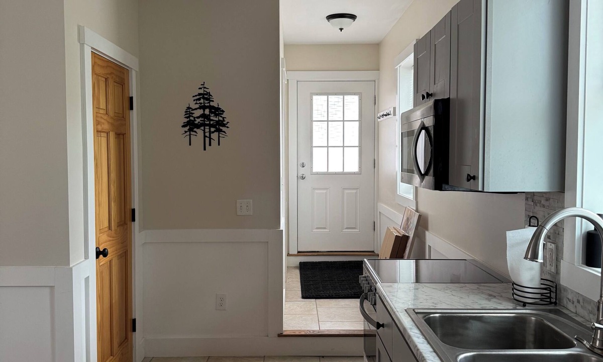 Farmington Apartment | Charming 1-bedroom apartment in lovely Farmington with WiFi, AC
