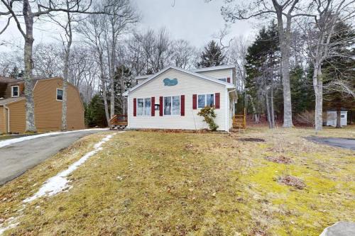 Chamberlain House | Charming Cottage with Ocean Views, Wifi, and Washer and Dryer