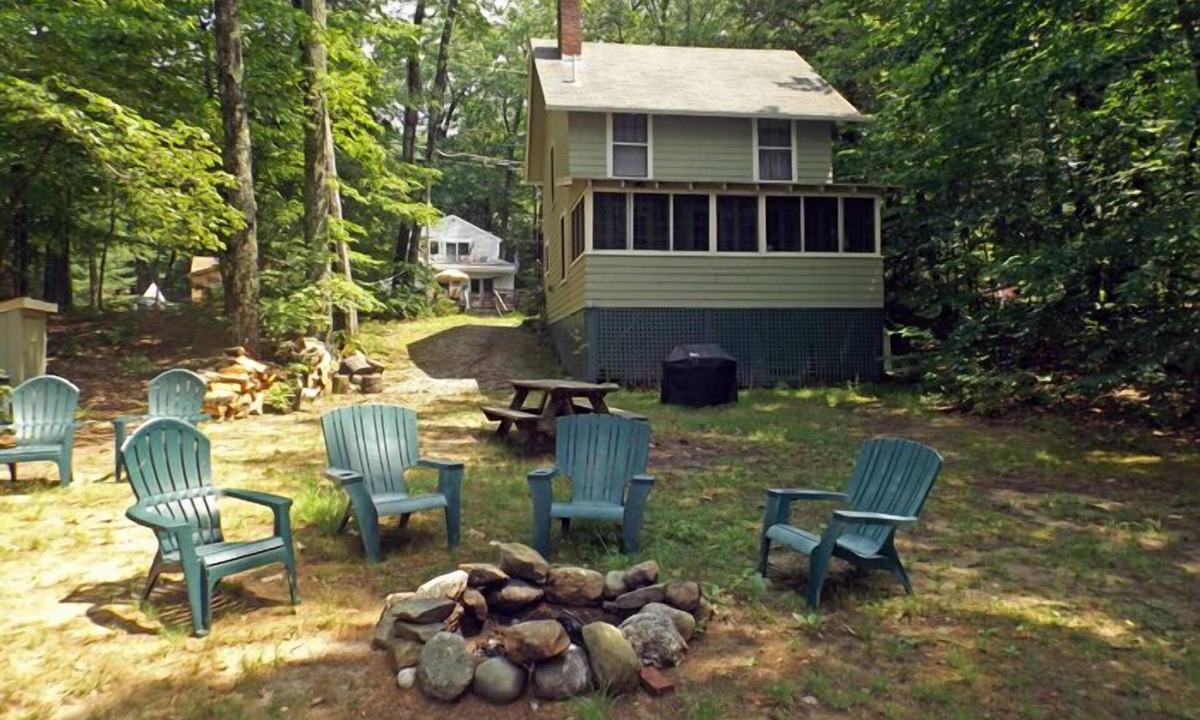 Gray Cottage | Charming Lakefront Cottage with Screened Porch & Shared Beach Access