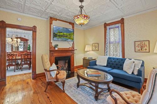 Lancaster House | Charming Victorian Home - 2 minutes to downtown