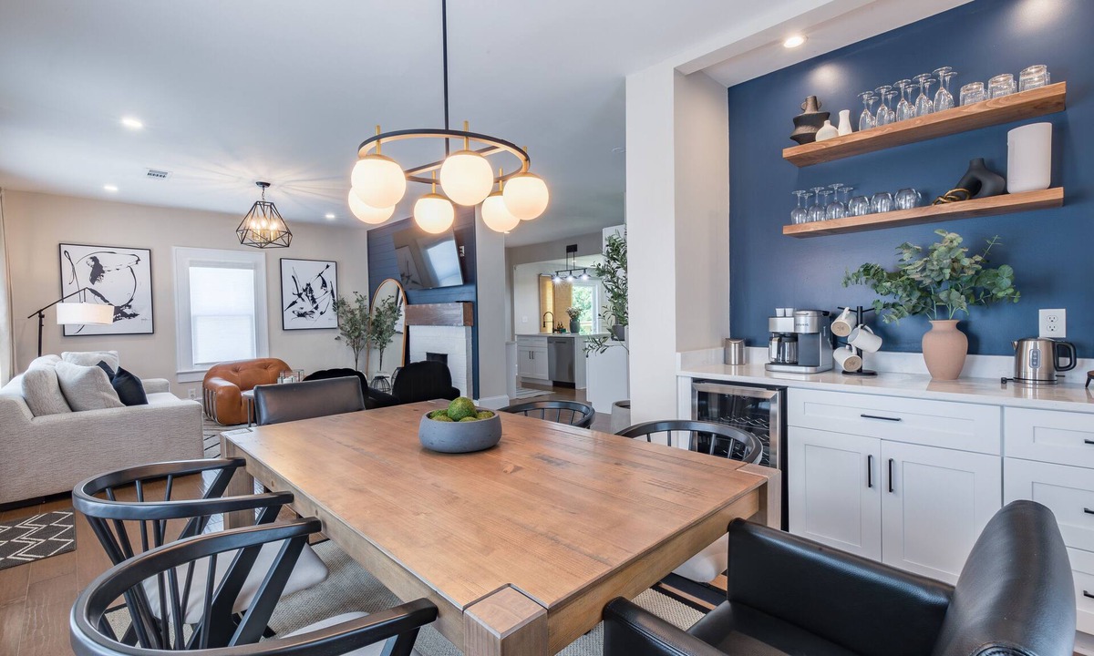 East Side House | Chic 4BR/3BA House – 10 min to Mercedes‑Benz – Private Deck + BBQ