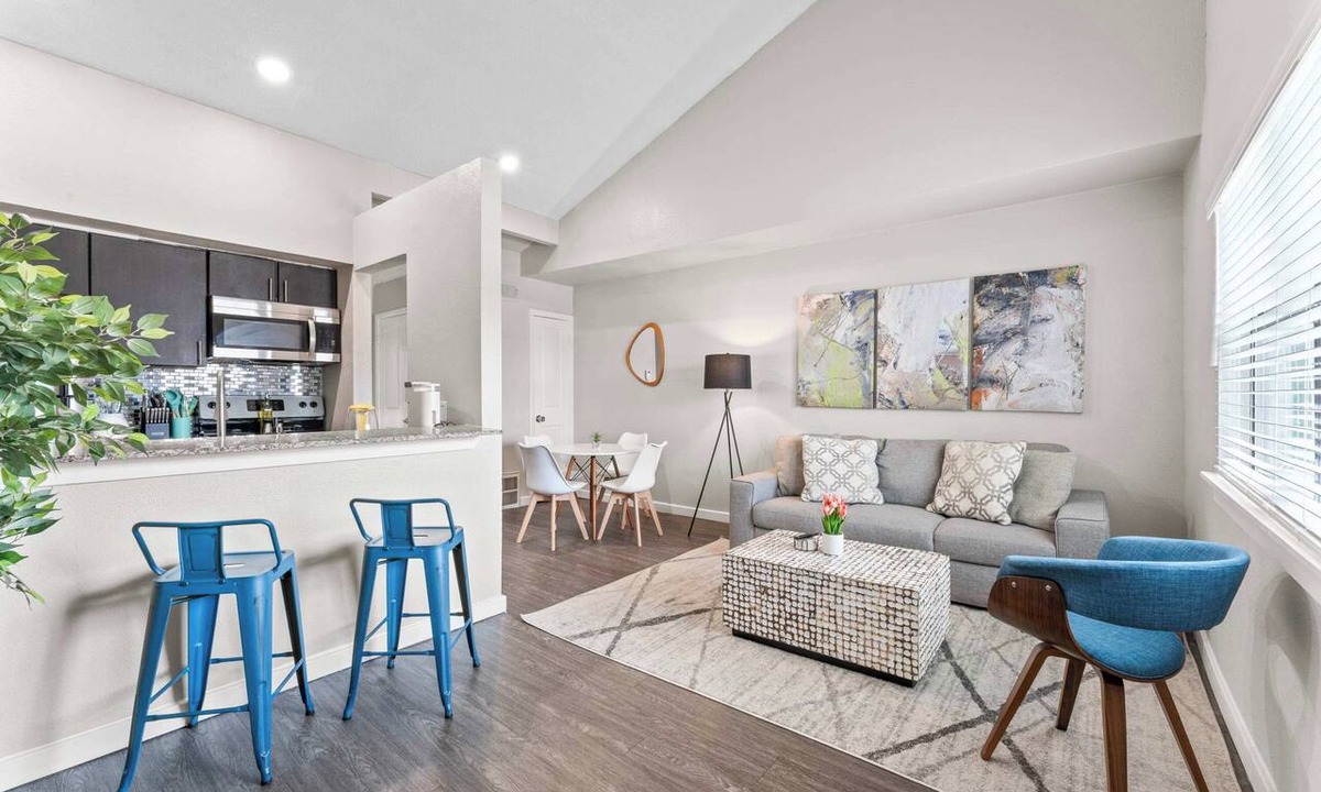 Riverside Apartment | Chic King Bed 1BR Suite, 5 Min to DT w/pool