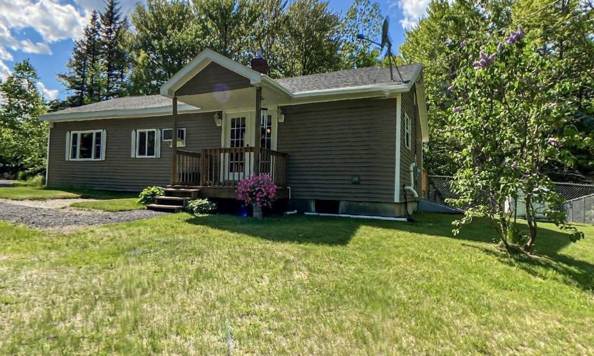 Stockton Springs House | Coastal Maine pet friendly home w/ large fenced yard