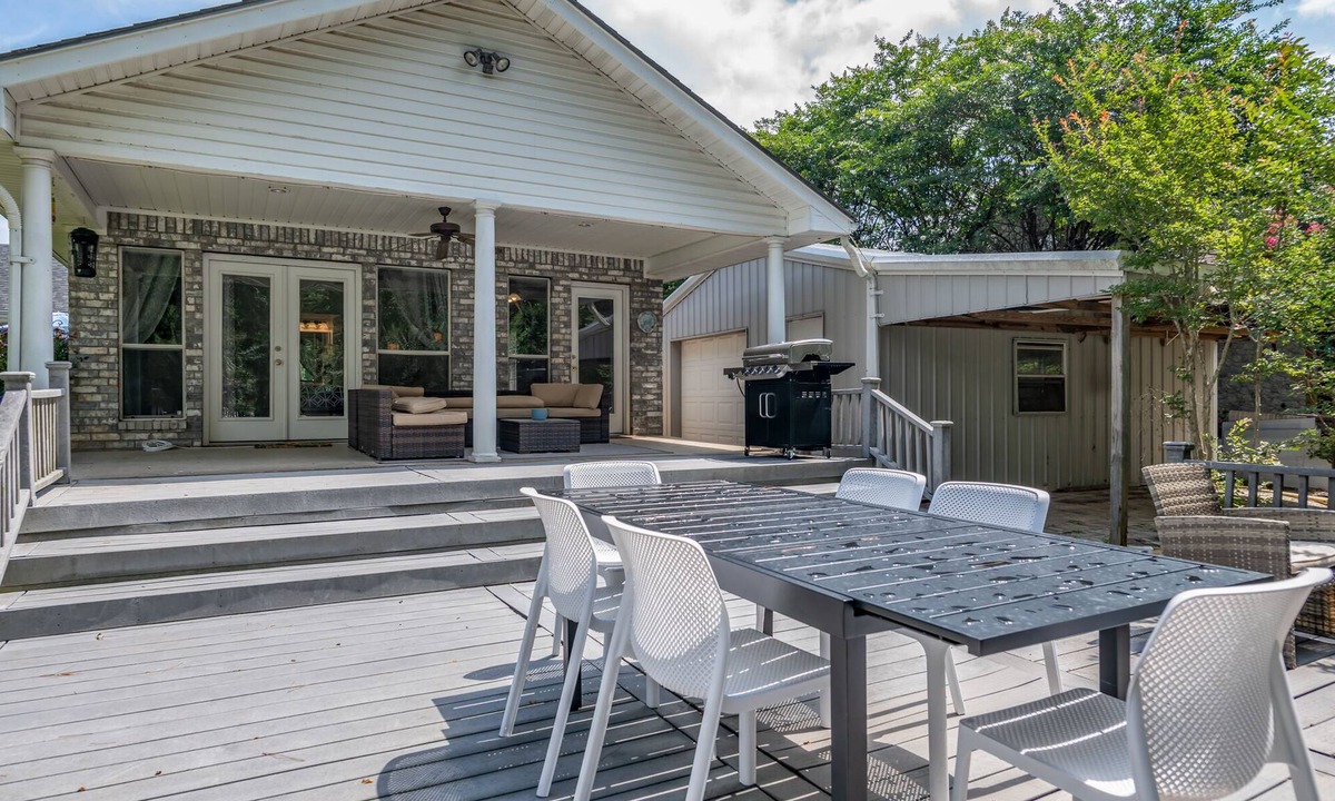 Bullard House | Comfortable & Family Friendly Lake Front Ranch that Sleeps 10