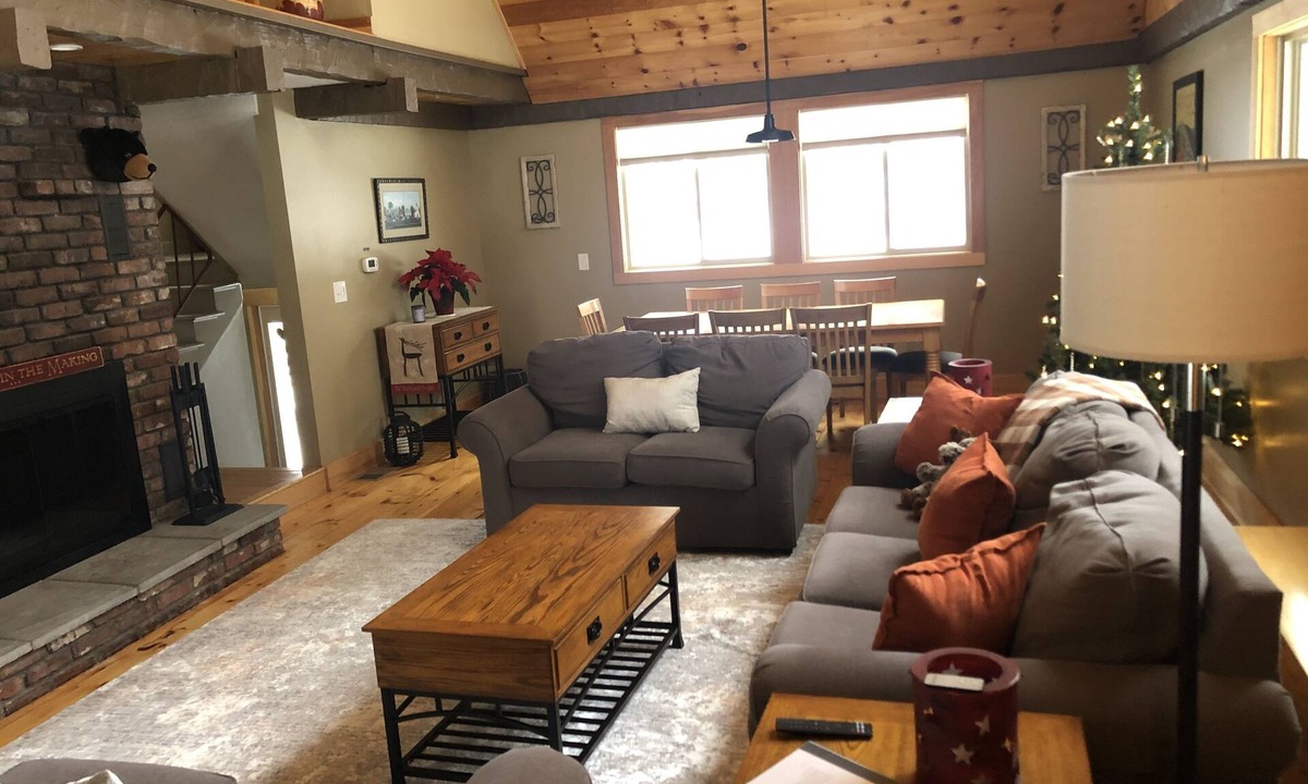 North Conway House | Comfy North Conway Chalet- Hot Tub, Fireplace, Walk to Village, Close to Hiking