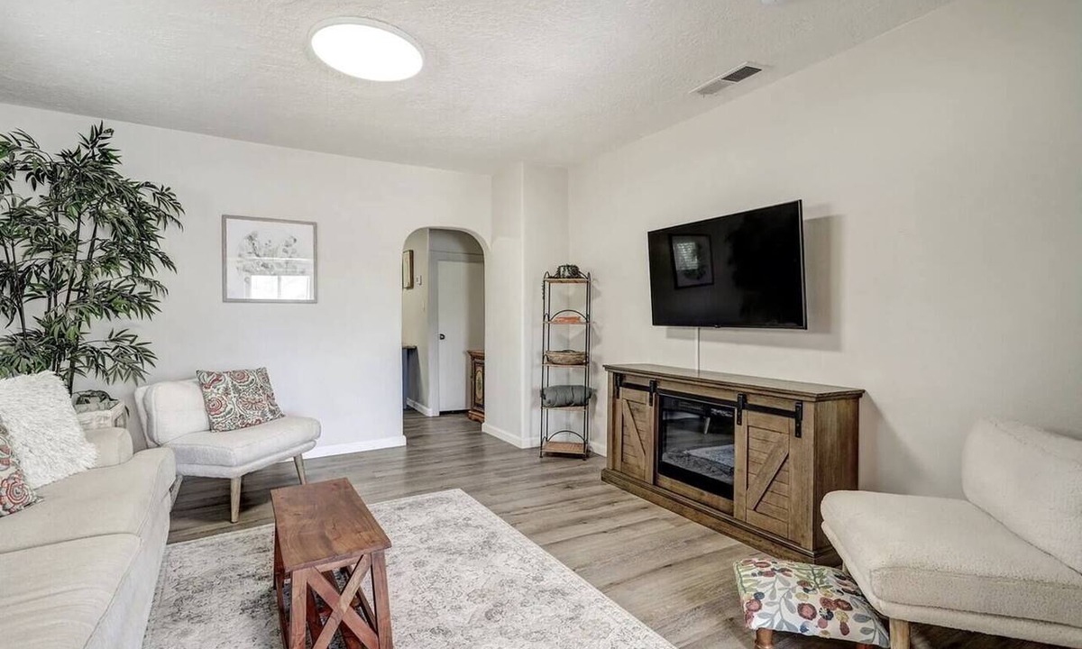 University Heights Apartment | Cornell Canvas Suite, Nob Hill