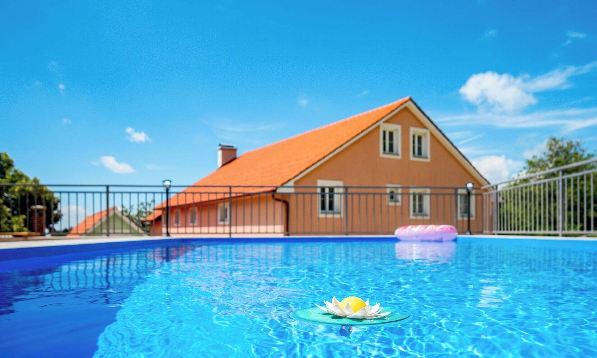Senj Apartment | Cosy apartment for 4 guests with WIFI, pool, TV, terrace and pets allowed