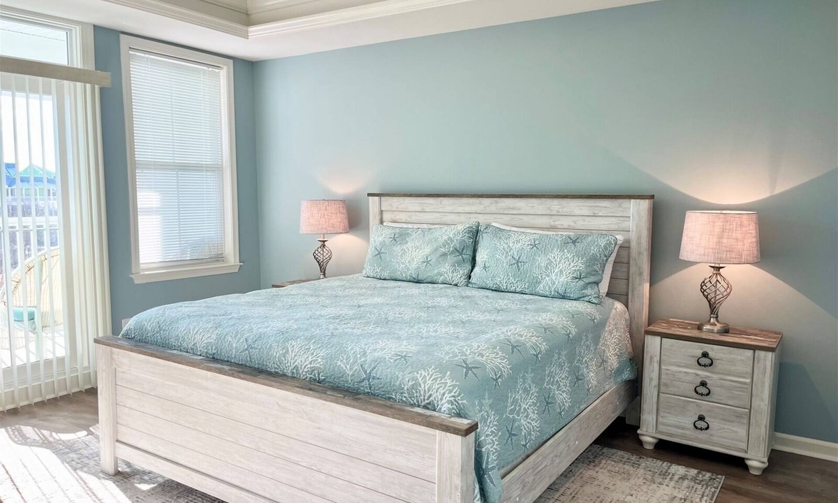 Sunset Island Condo | Cozy condo on 67th St, FREE Linens & Towels, Beach Chairs & Beach Cart included