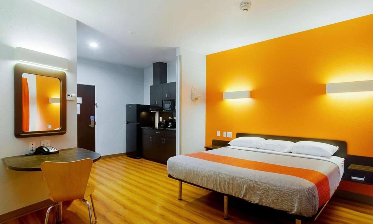 Midland Hotel | Cozy King Bed Room|Pool|Free Wifi