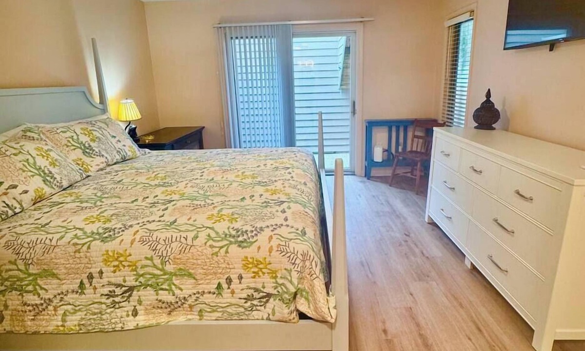 Dodds Addition Apartment | Cozy Lakeview Stay by the Beach