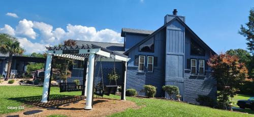 Hampton House | Cozy Mobay