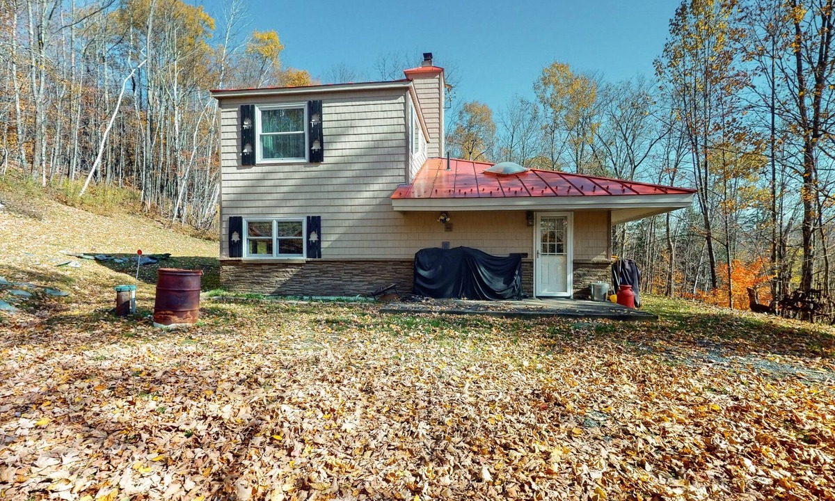 Warren Cabin | Cozy private cabin w/d, TVs, wifi, deck, close to skiing & golfing