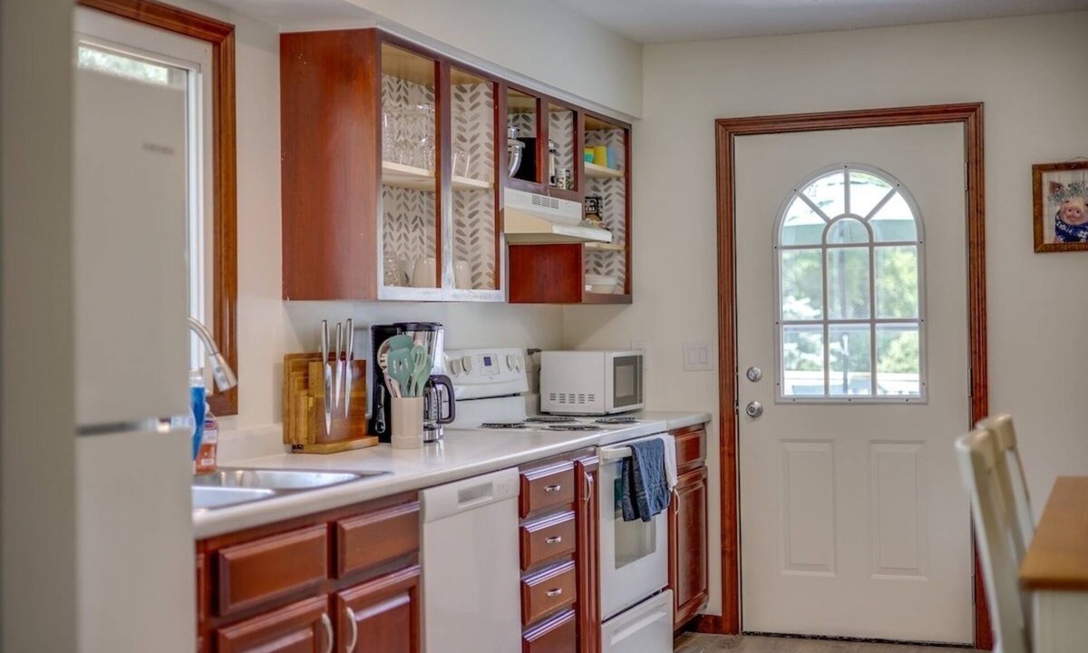 Springfield Cottage | Creekside Cottage: Private Hot Tub, Fenced Yard