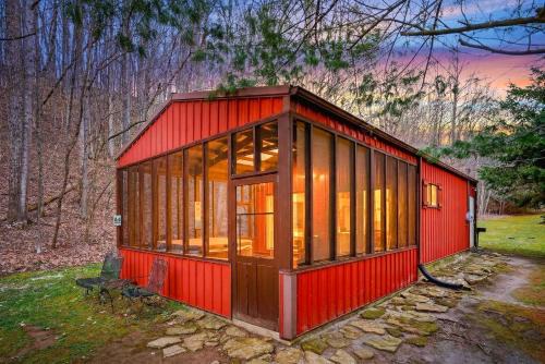 Laurelville House | Creekside Hideaway