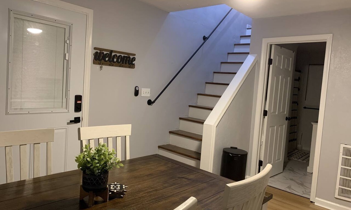 Northwest Apartment | Cute Space Near TownCenter 15 Minutes from Beaches