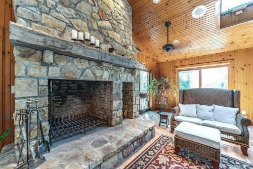 South Bloomingville House | Daisy Glen Retreat - Amazing Indoor Pool