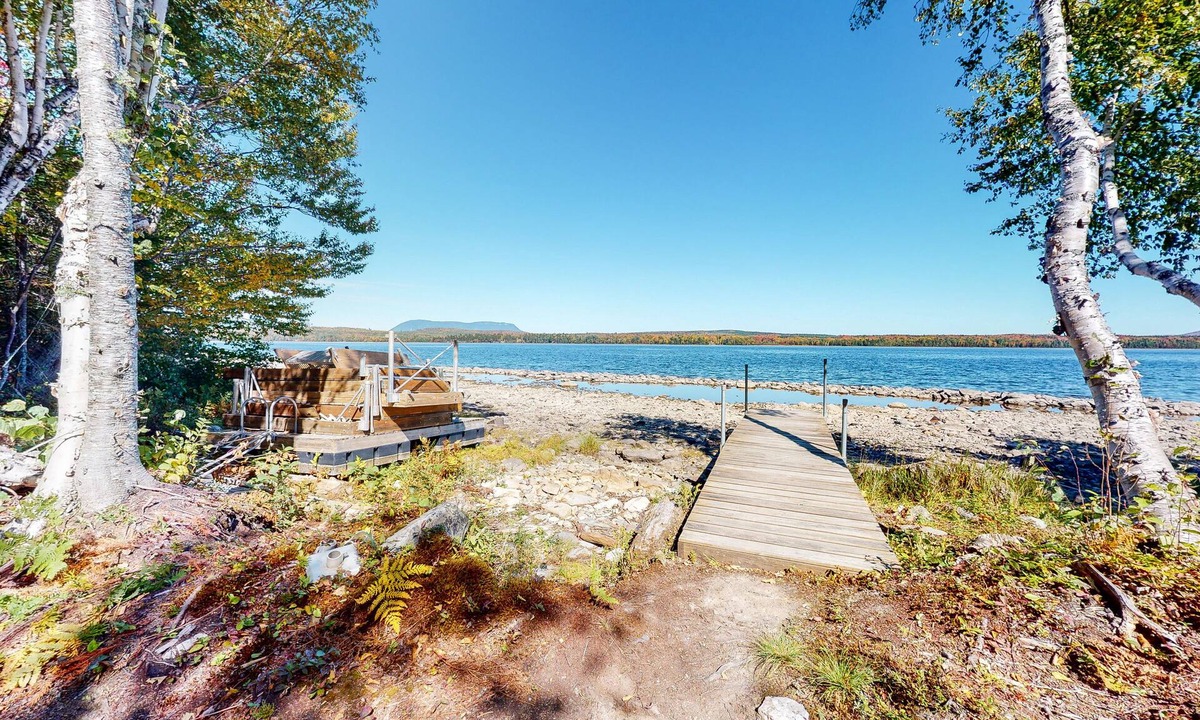 Greenville House | Dog-Friendly Secluded Lakefront Log Cabin with Rustic Atmosphere, Free WiFi