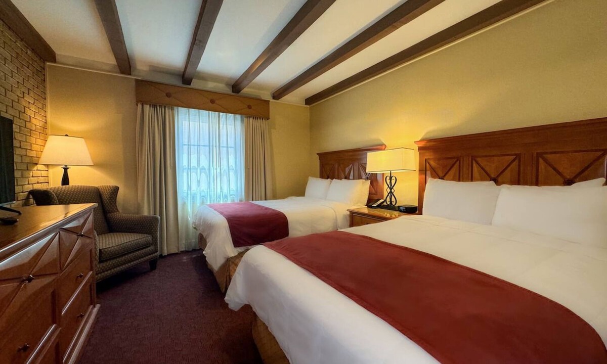 Western Division Hotel | Downtown Laredo Stay with Two Pools, Airport Shuttle, Grill & Hot Tub