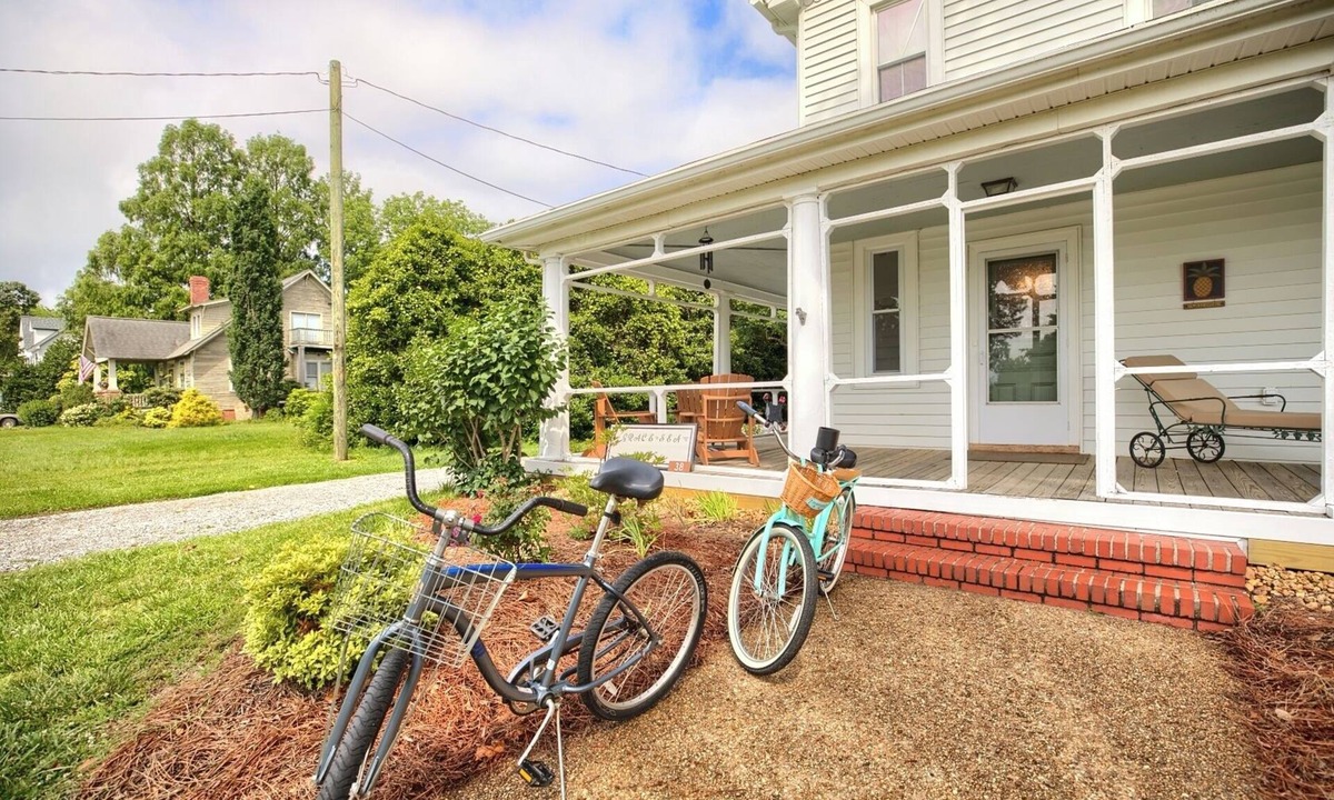 Foster House | East River Views - Renovated 1905 house- 3 Bedrooms, 3.5 baths