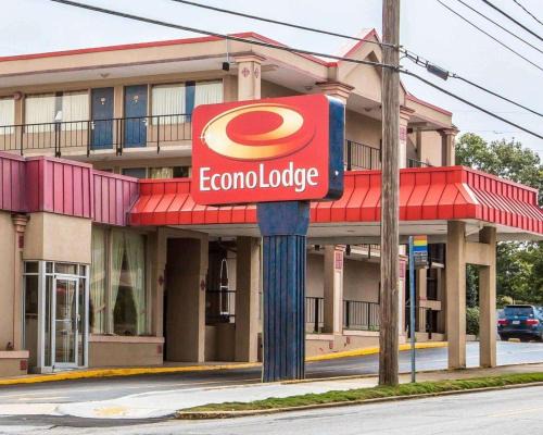 Eagan Park Cabin | Econo Lodge Atlanta College Park